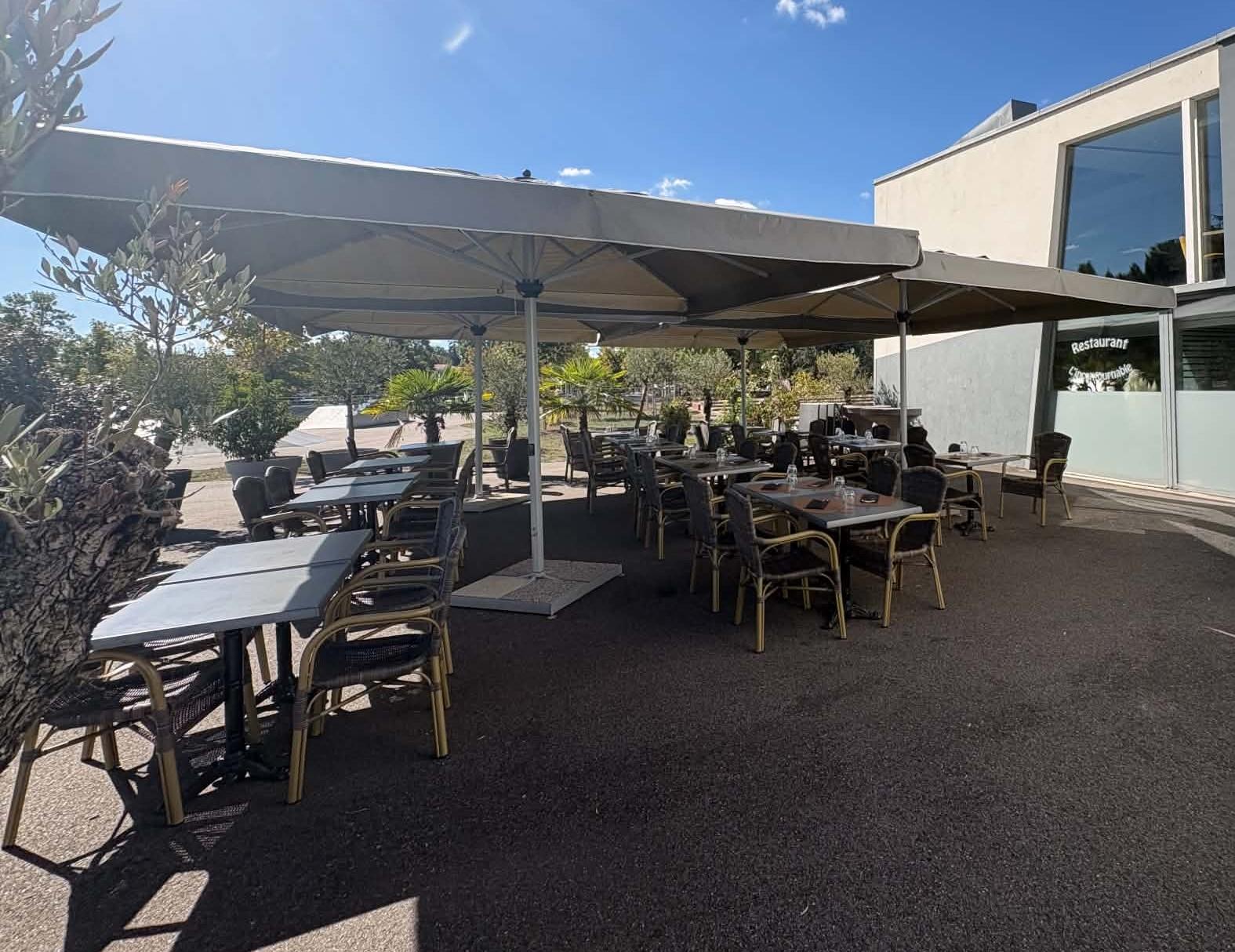 Notre terrasse devant le restaurant ensoleillée